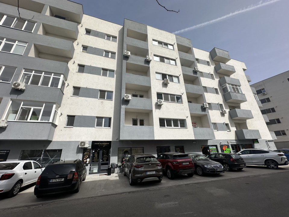 Spatiu comercial pe colt, vitrina mare, Grand Arena , bloc nou