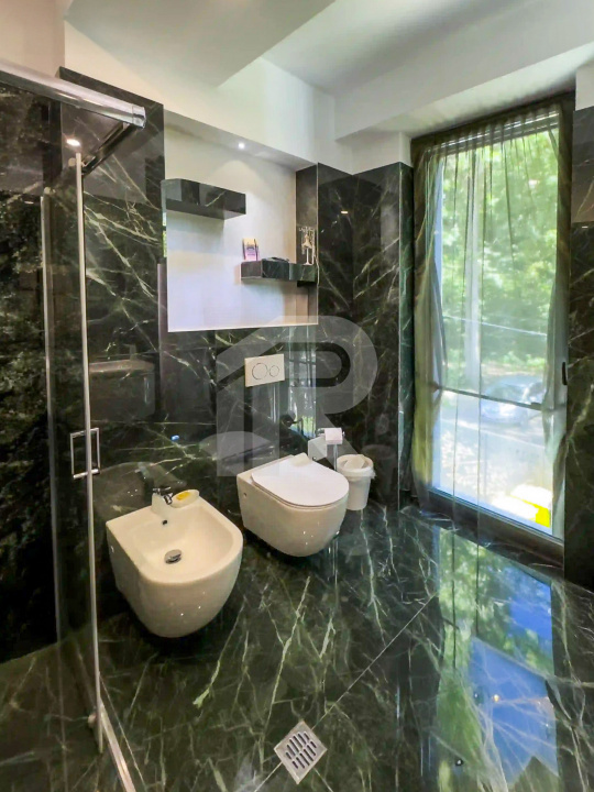 Pe Malul Snagovului, Unde Luxul Devine Cotidian