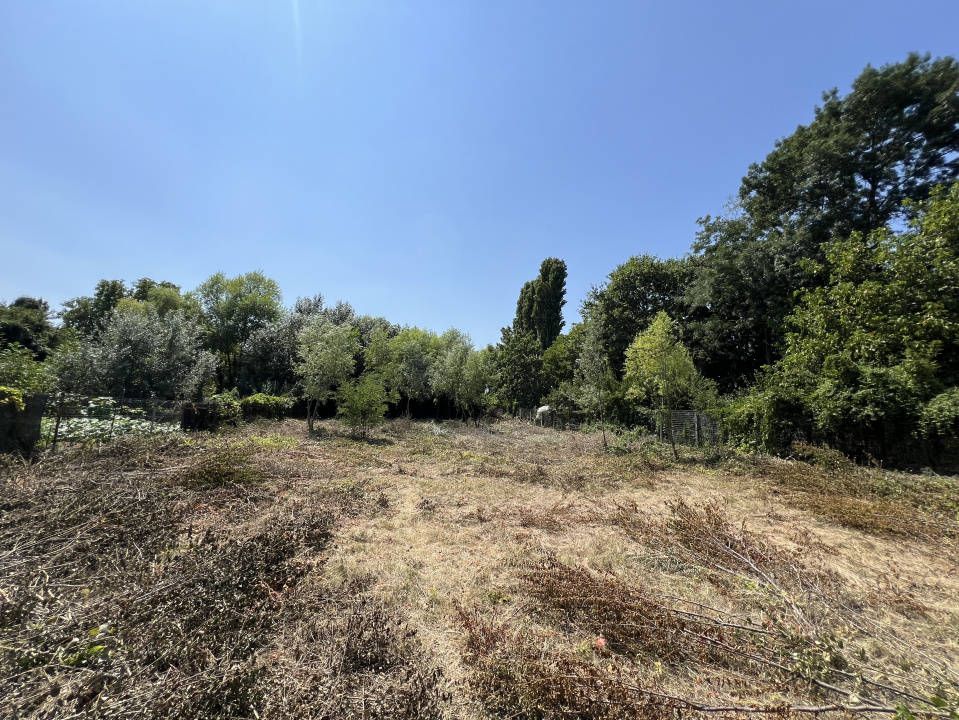 Teren Manastirea Snagov. Deschidere lac 22 m. Front stradal 30 metri. 