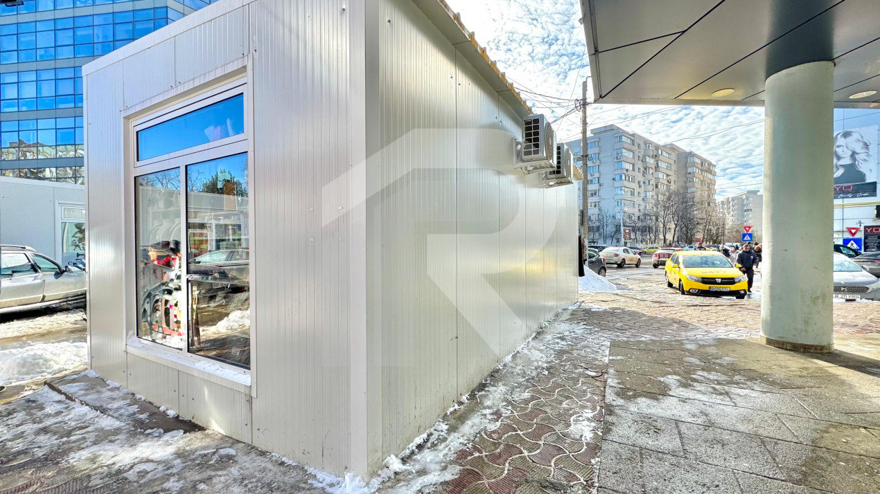 Spatiu comercial stradal | Piata Vitan | 14.4 mp | Vad pietonal | 2 vitrine