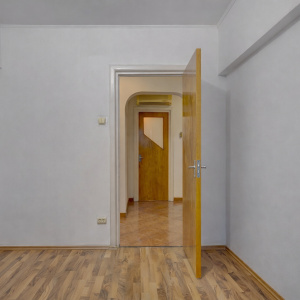 PIAȚA REȘIȚA, 3 CAMERE, 73 MP TOTAL, CENTRALA PROPRIE, LOC PARCARE!